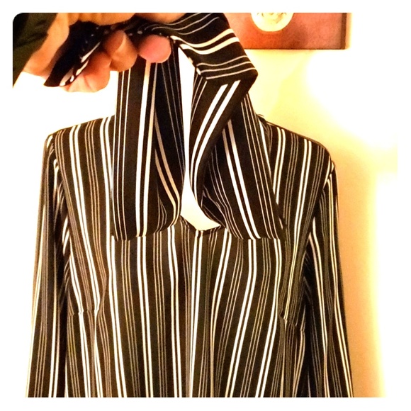⚘ 2 for $12 ⚘ Striped VNeck Blouse - Picture 3 of 8